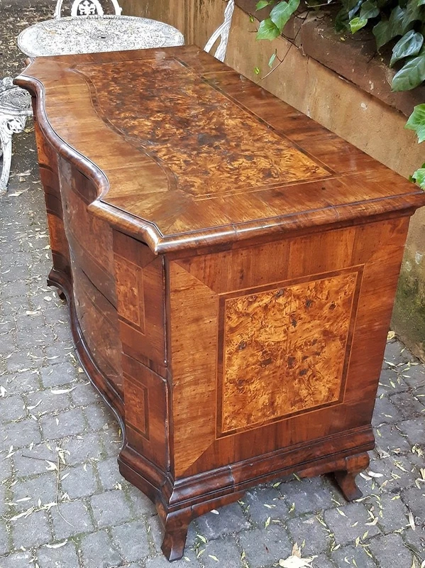 Paire de commodes ondulées Louis XV anciennes