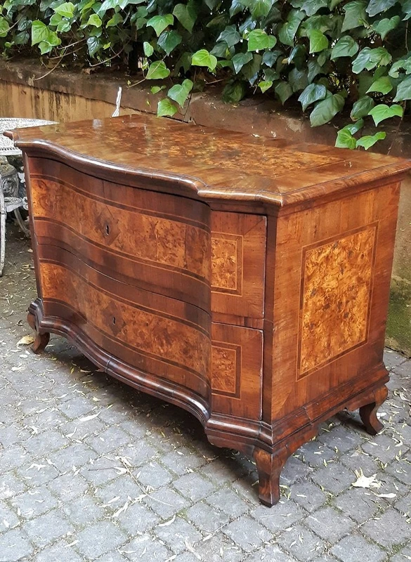 Paire de commodes ondulées Louis XV anciennes