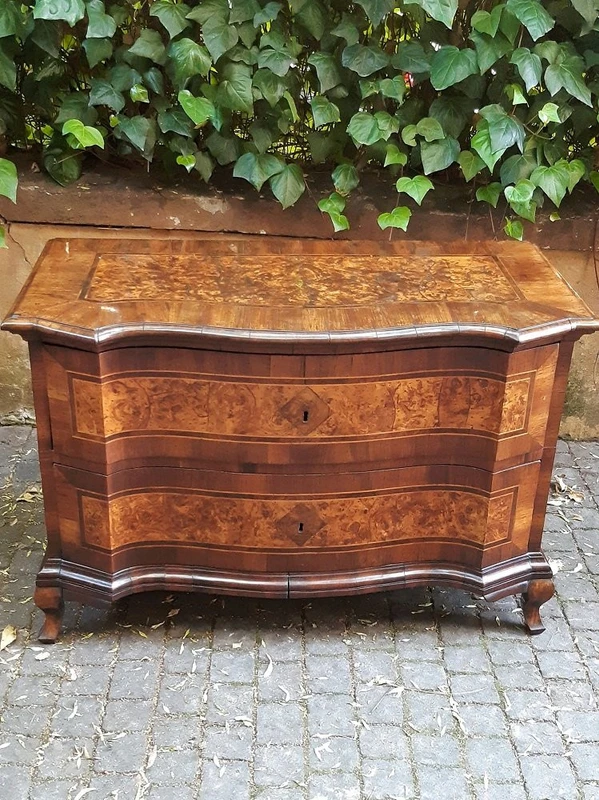 Paire de commodes ondulées Louis XV anciennes