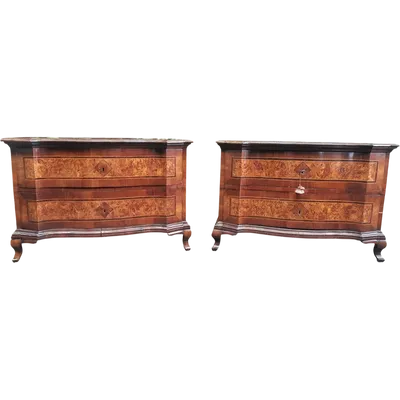 Paire de commodes ondulées Louis XV anciennes
