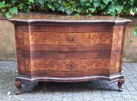 Paire de commodes ondulées Louis XV anciennes