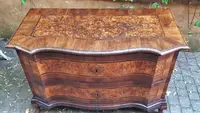 Paire de commodes ondulées Louis XV anciennes