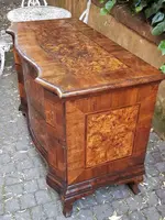 Paire de commodes ondulées Louis XV anciennes
