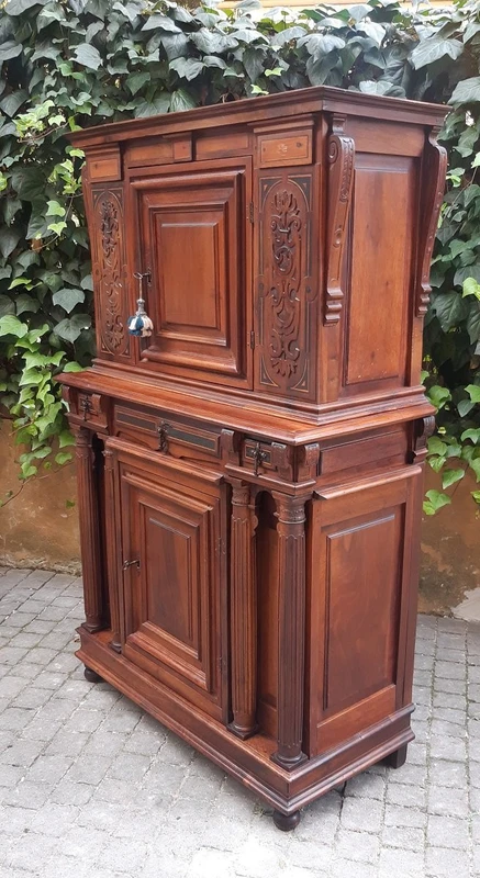 Antique Austrian 18th-century sideboard cabinet in threaded and carved walnut