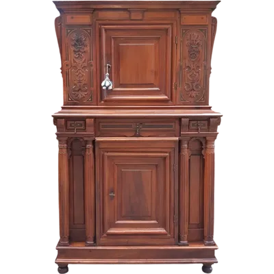 Buffet ancien autrichien du 18e siècle en noyer fileté et sculpté