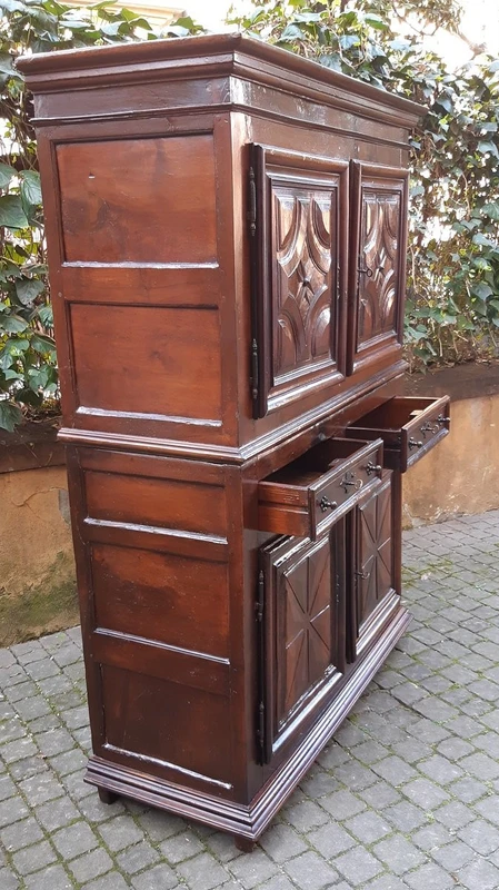 Buffet ancien en noyer à double corps du 17e siècle