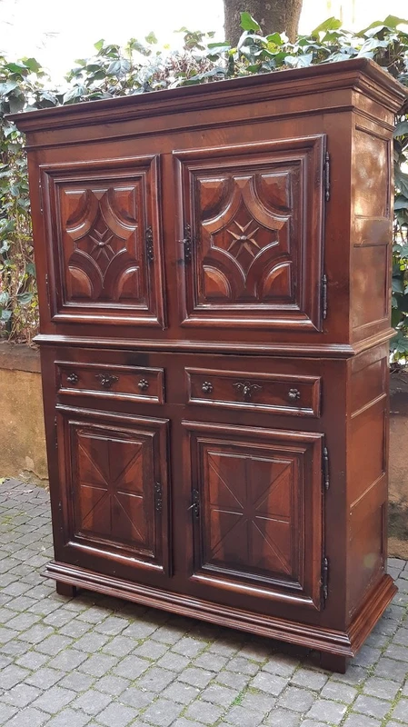 Buffet ancien en noyer à double corps du 17e siècle