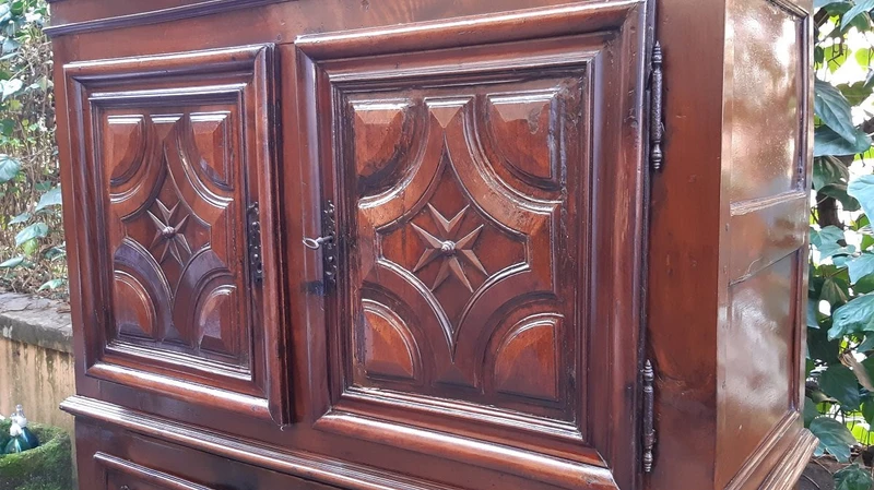 Buffet ancien en noyer à double corps du 17e siècle