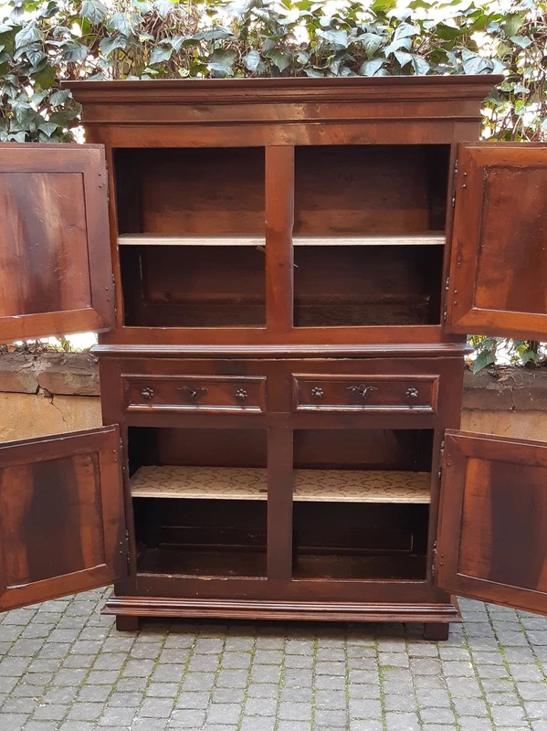 Buffet ancien en noyer à double corps du 17e siècle