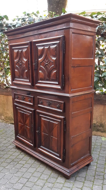 Buffet ancien en noyer à double corps du 17e siècle