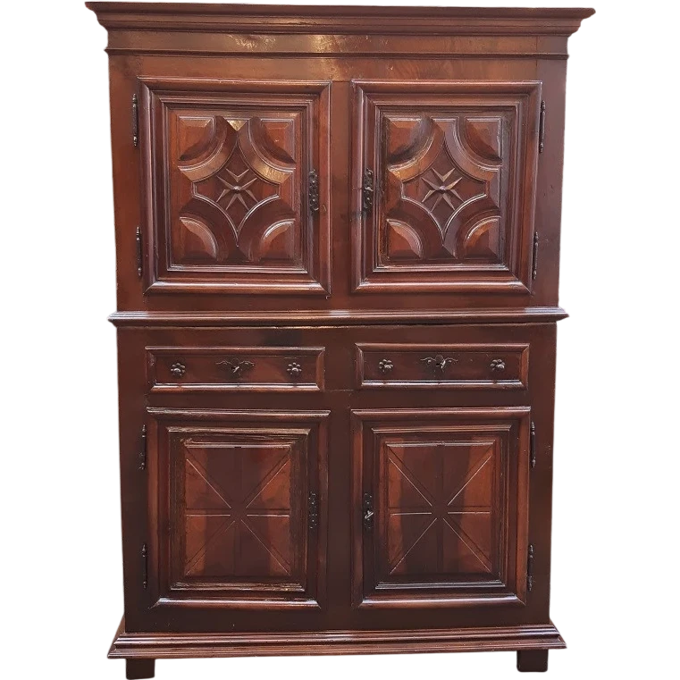 Buffet ancien en noyer à double corps du 17e siècle
