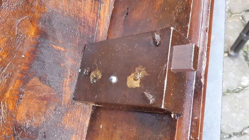 Buffet ancien en noyer à double corps du 17e siècle