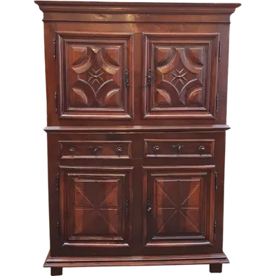 Buffet ancien en noyer à double corps du 17e siècle