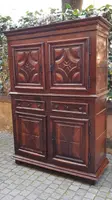 Buffet ancien en noyer à double corps du 17e siècle