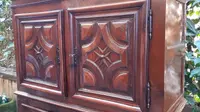 Buffet ancien en noyer à double corps du 17e siècle