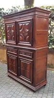 Buffet ancien en noyer à double corps du 17e siècle