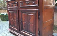 Buffet ancien en noyer à double corps du 17e siècle
