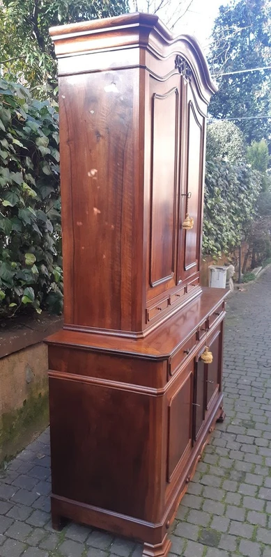 Buffet ancien à double corps en noyer Massella du 19e siècle.