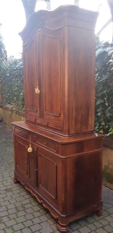 Buffet ancien à double corps en noyer Massella du 19e siècle.