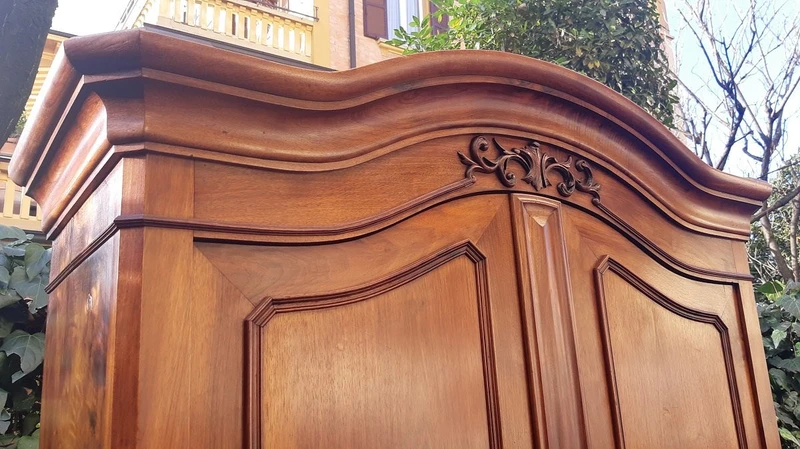 Buffet ancien à double corps en noyer Massella du 19e siècle.