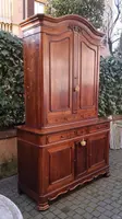 Buffet ancien à double corps en noyer Massella du 19e siècle.